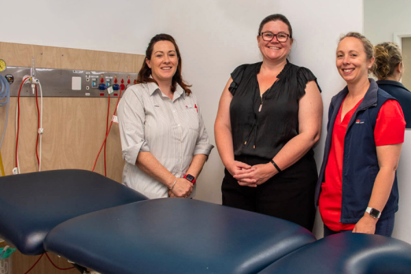 Healthcare nurses and donor with an examination bed.